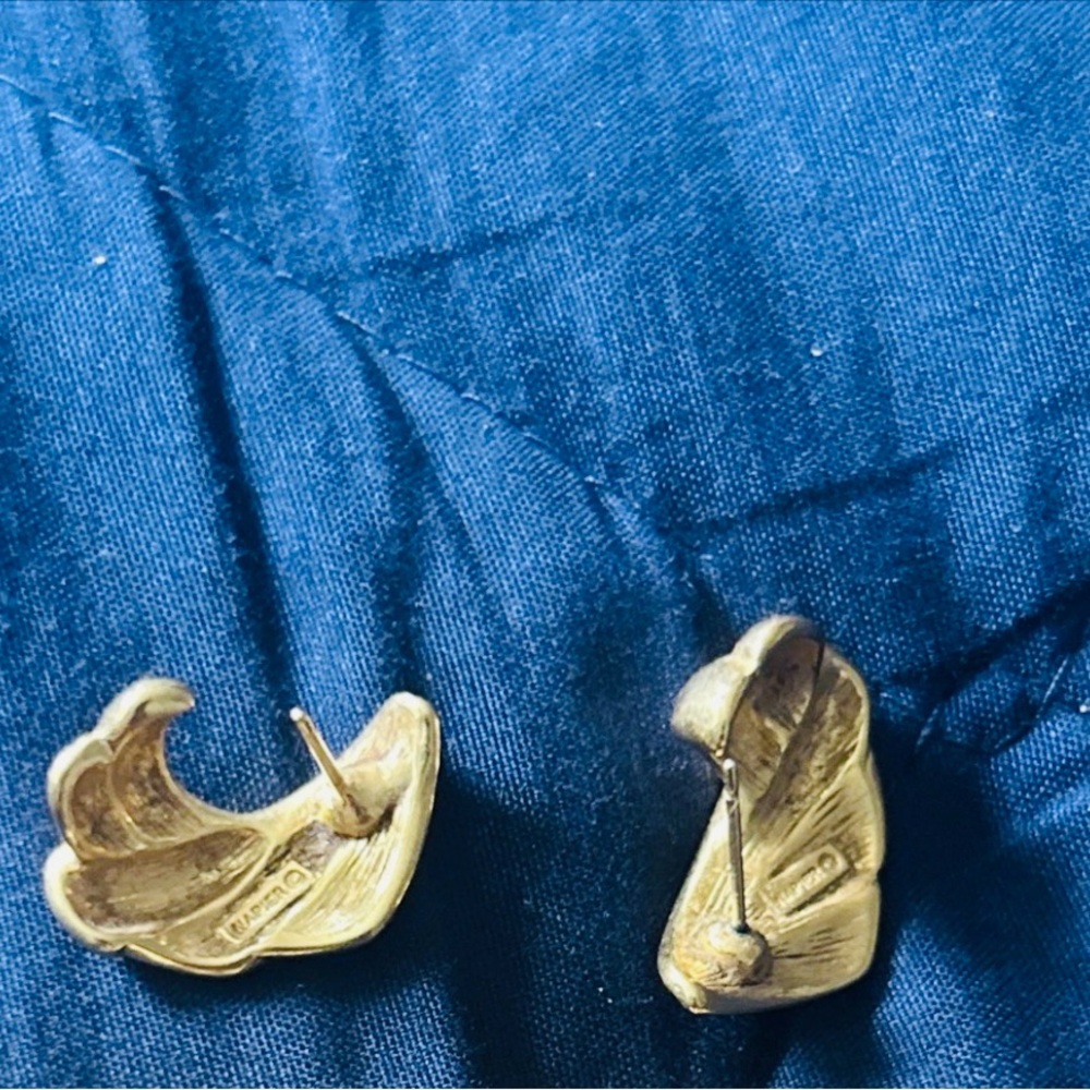 Napier Vintage Elegant Gold Swirl Earrings - Picture 2 of 2